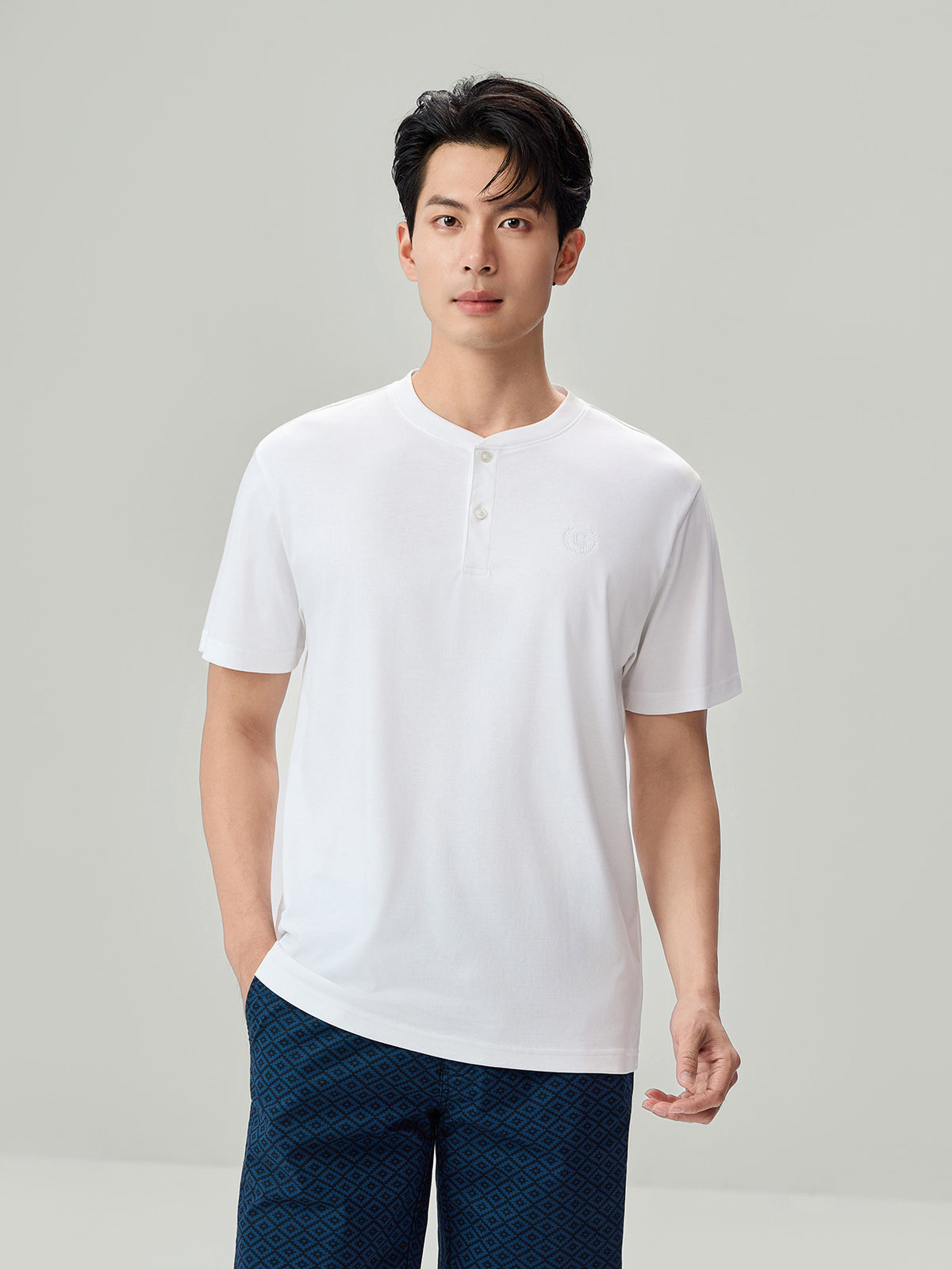SG_01026246002_RW01_3_1_3_1290_1720.jpg;color:Signature White