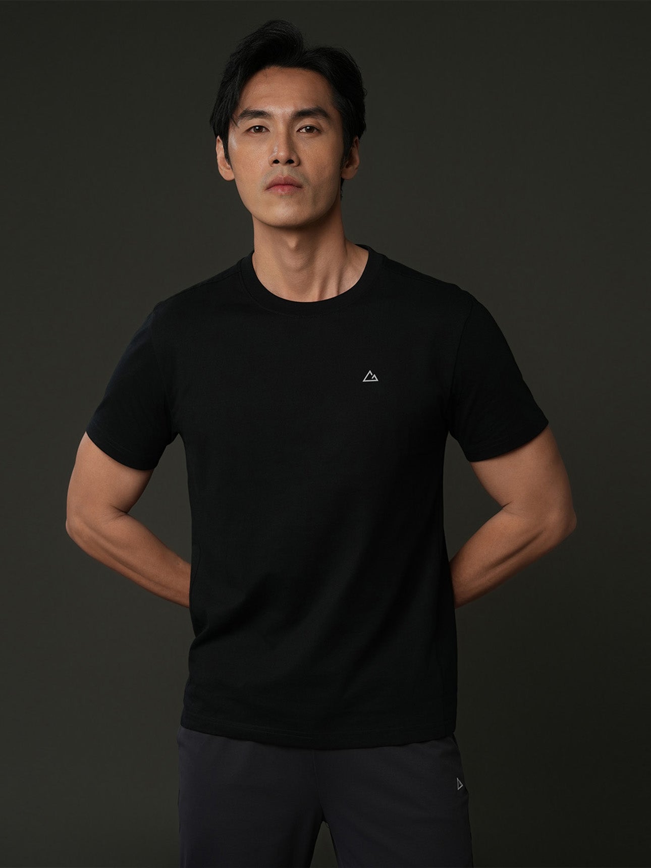 SG_01026286001_RW09_3_1_4_1290_1720.jpg;color:Signature Black