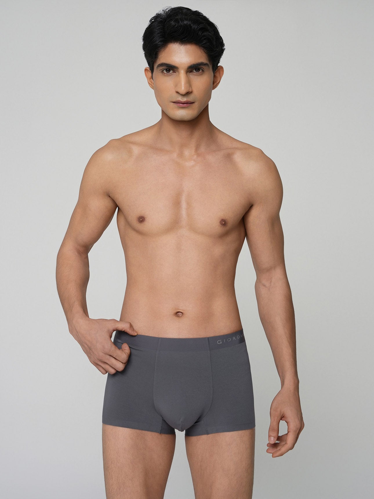 SG_01176021001_RW71_3_1_2_1290_1720.jpg;color:Light Grey x Dark Grey x Signature Black